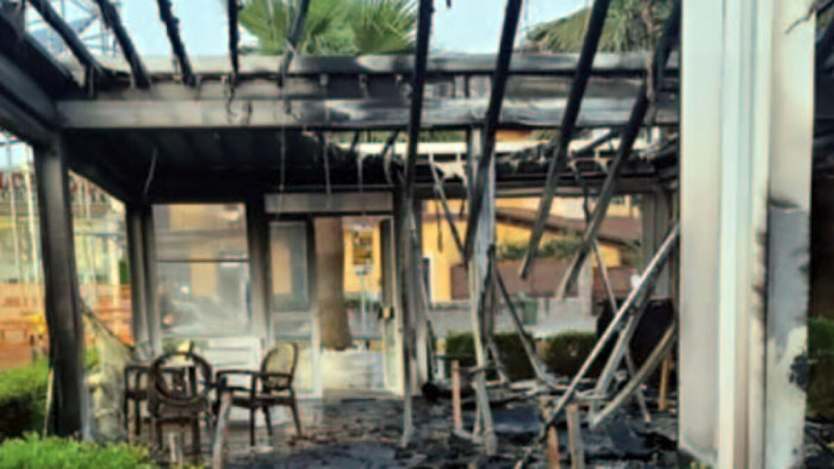 In due incappucciati incendiano gazebo della caffetteria - 