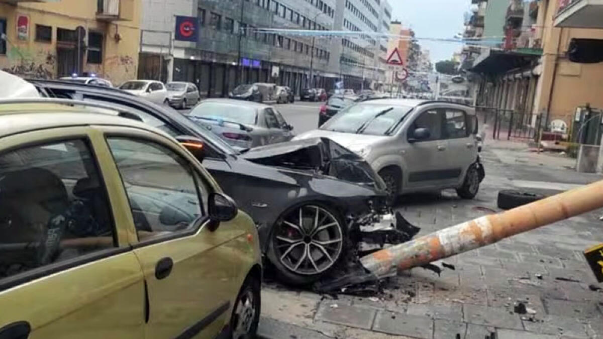 Auto contro palo, tre feriti gravi - 