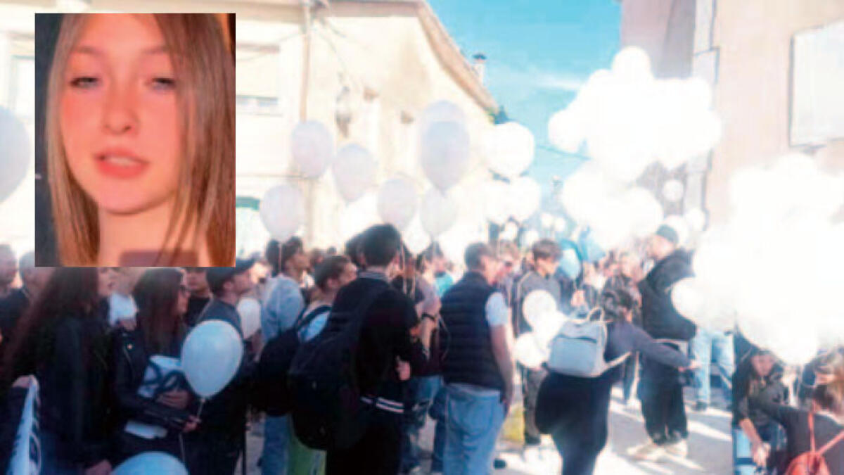 Maria Antonietta morta folgorata a 16 anni, palloncini bianchi per l'ultimo saluto - 