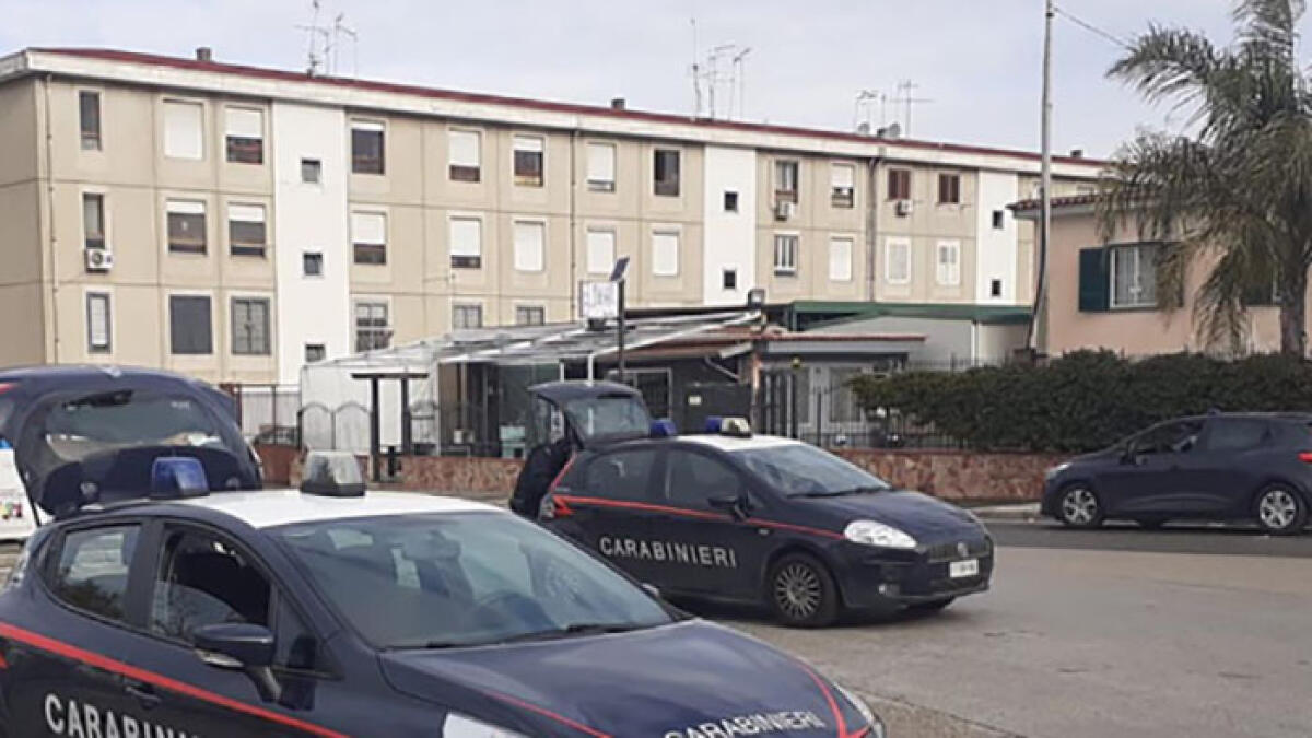L'ultima follia del boss di Ponticelli, si tronca un braccio davanti a un giornalista - 