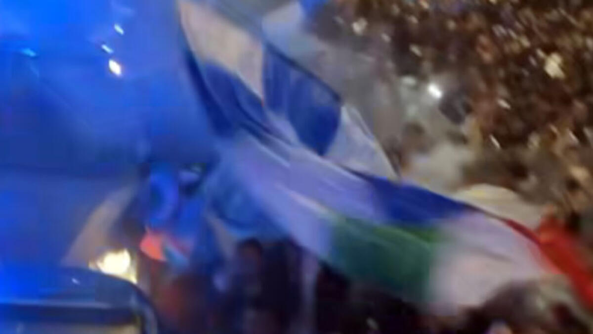 Espone bandiera del Napoli, preso a schiaffi dai tifosi della Salernitana - 