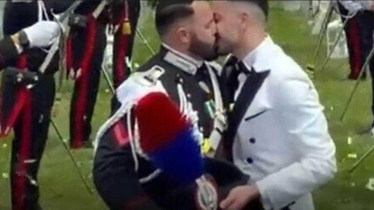 Il carabiniere sposa il parrucchiere, picchetto d'onore dell'Arma - 