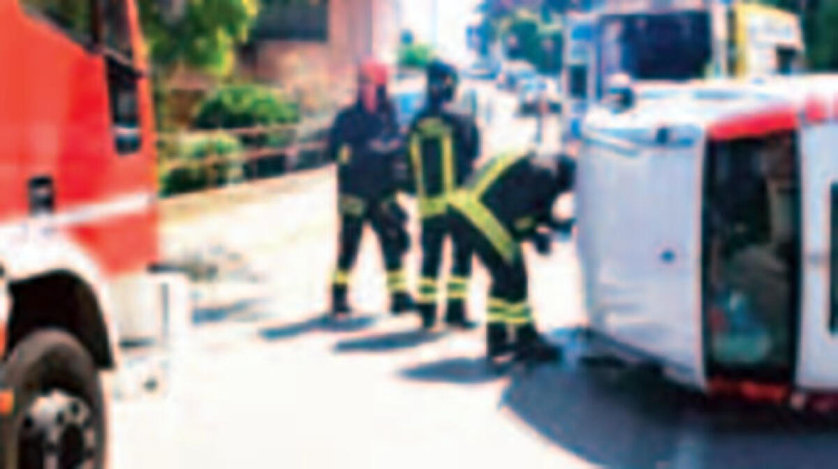 Auto si ribalta, coppia rimane incastrata tra le lamiere - 