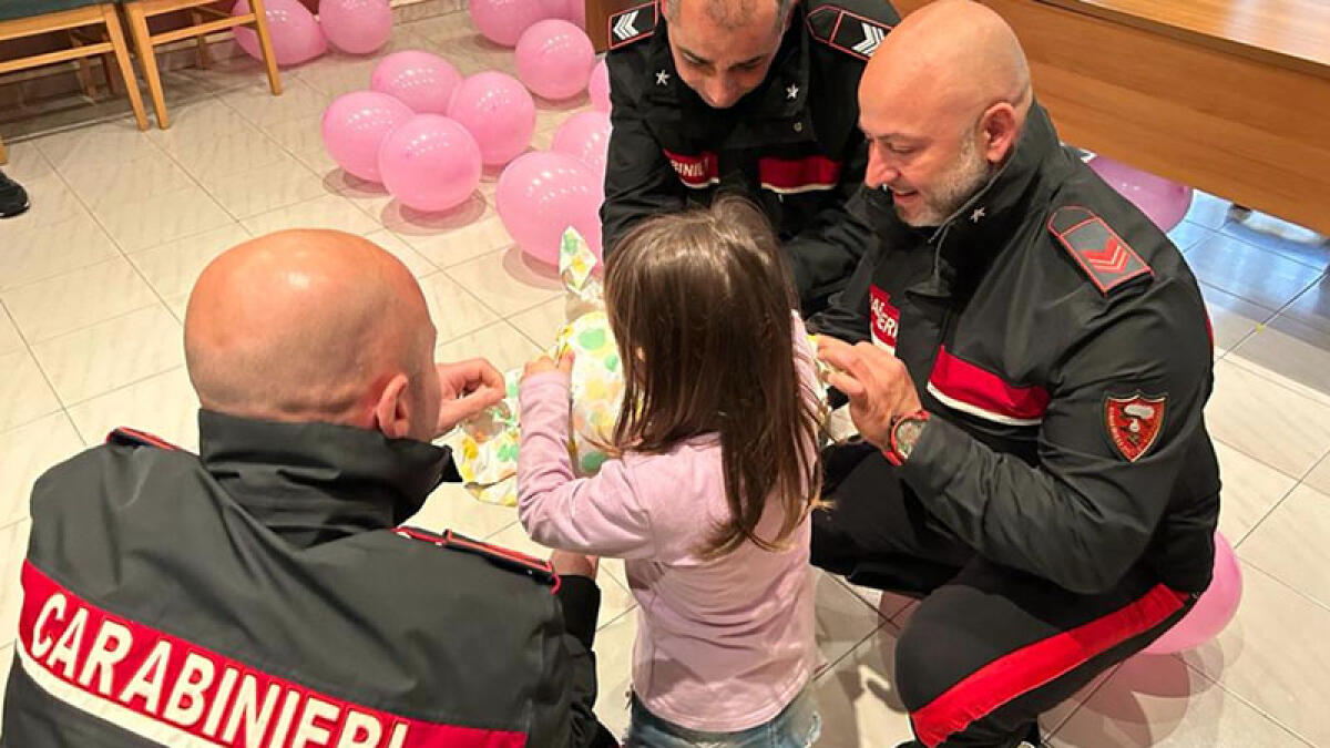 Salvata dai carabinieri dopo malore a scuola nel Nolano: dai militari un peluche per Viky - 