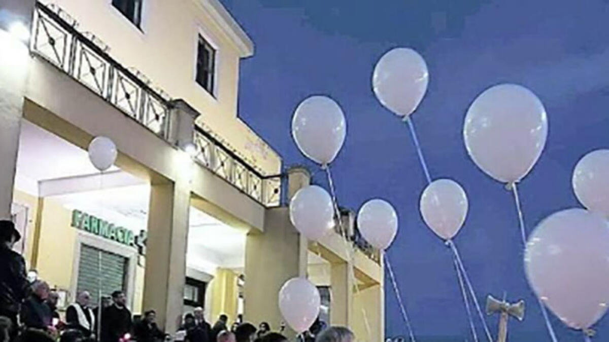 Falciati in strada: in migliaia ai funerali di Pamela, Emilio ed Emanuele - 