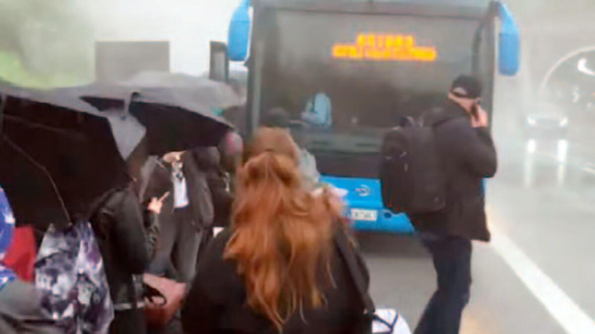 Autobus in fiamme sull'A16, i passeggeri scappano sotto la pioggia - 