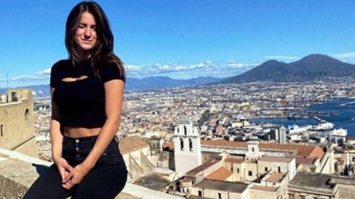 "Aveva uno spinello nel reggiseno", arrestata in Arabia la hostess De Rosa - 
