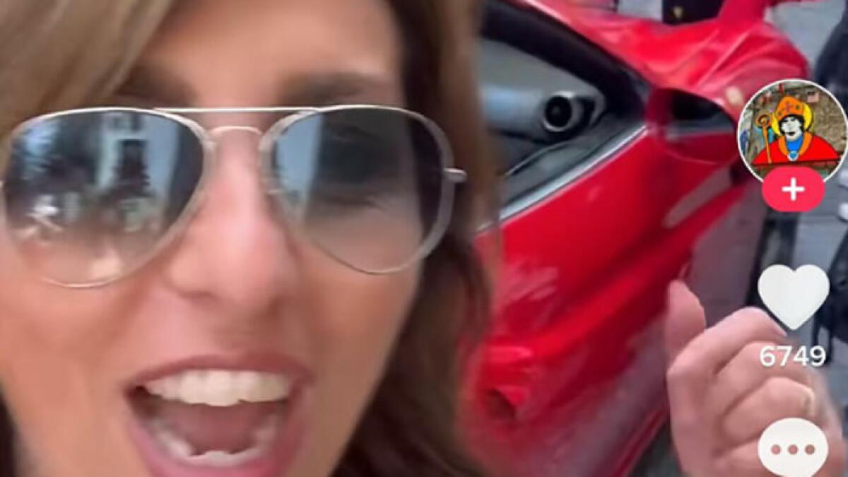 Prima Comunione tra Ferrari e cristalli: l'inutile lusso su TikTok - 