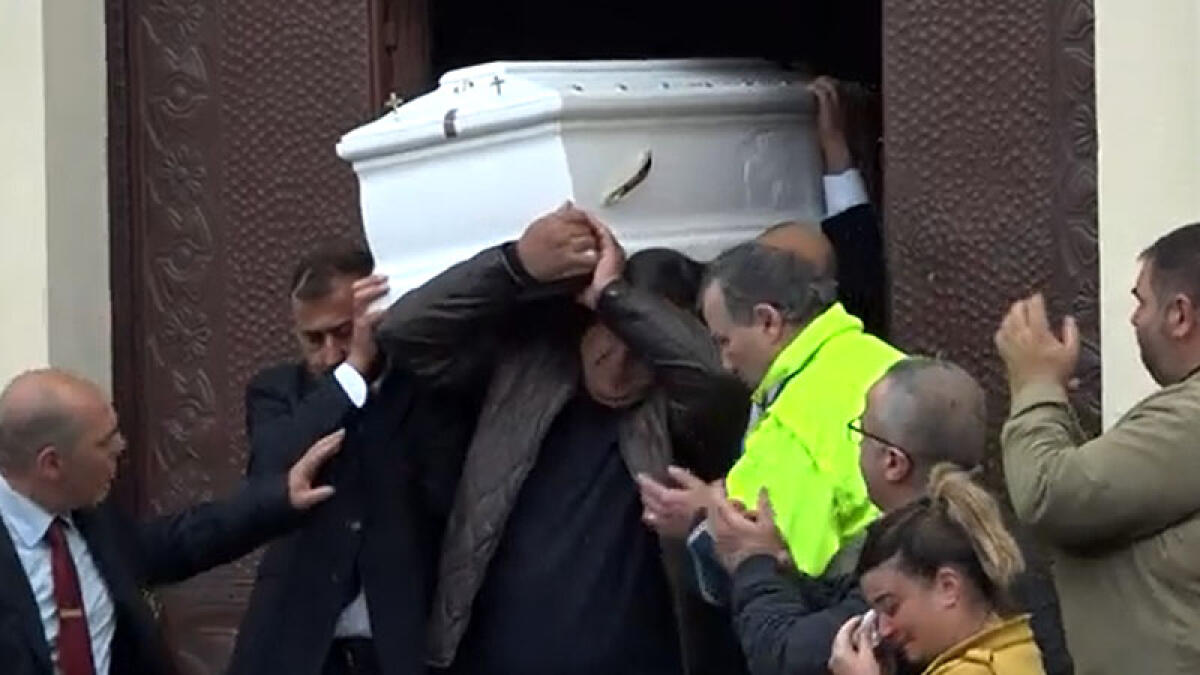 Commozione per l'ultimo addio a Nicola, il 28enne precipitato con il bus in Costiera - 