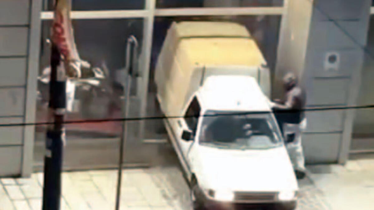 Furgone come ariete, portate via le moto dalla concessionaria - 