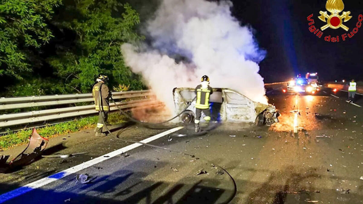 Terribile schianto in autostrada verso Napoli, veicolo prende fuoco - 