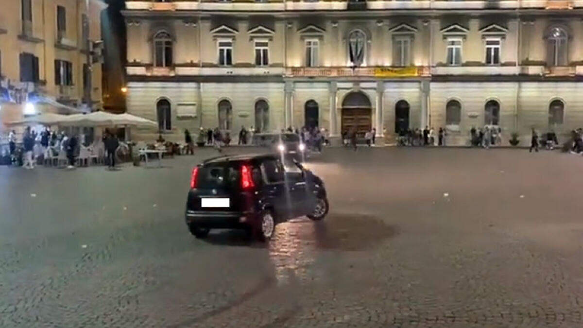 Investe tutti a Nola, il sindaco chiude la piazza: "Diventa area pedonale" - 