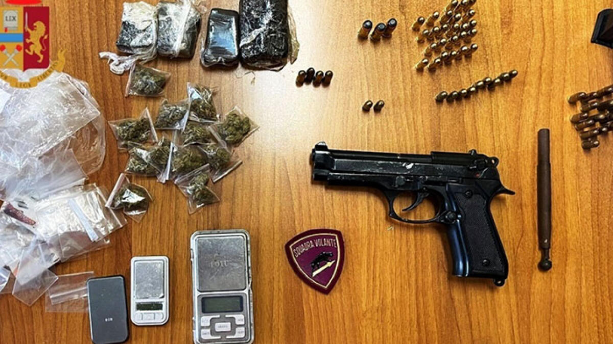 Va in giro con pistola e munizioni nello zaino, arrestato 21enne - 