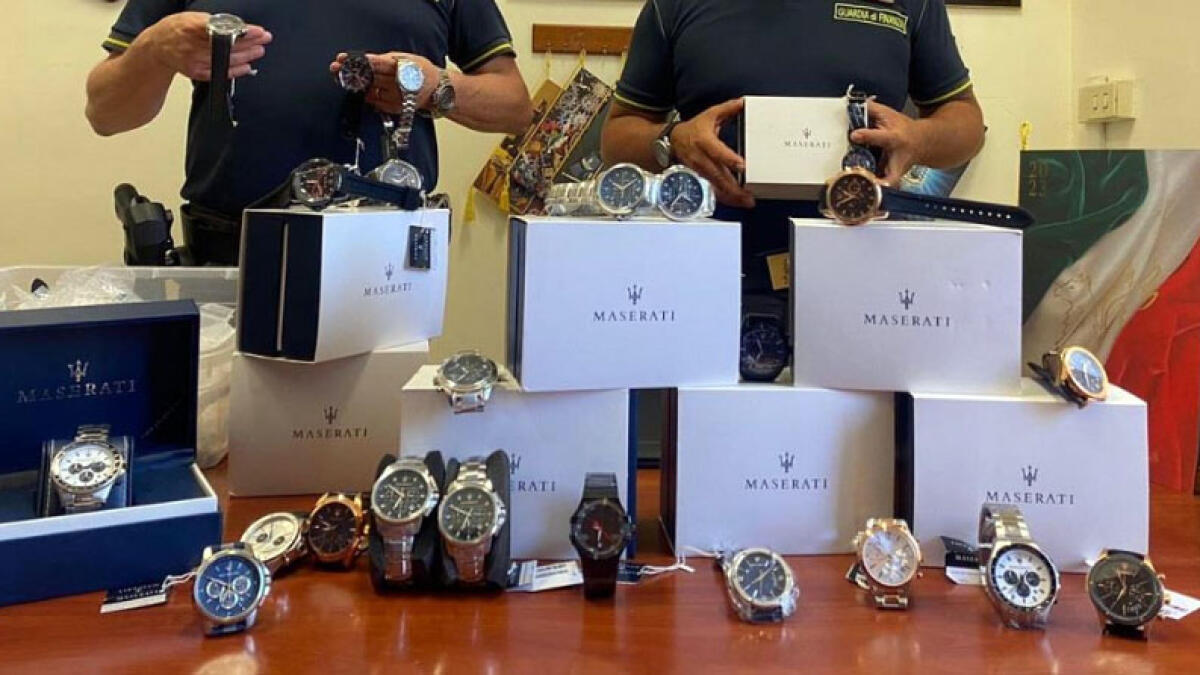 Orologi griffati venduti online, ma erano tutti falsi. Maxi-sequestro a Napoli - 