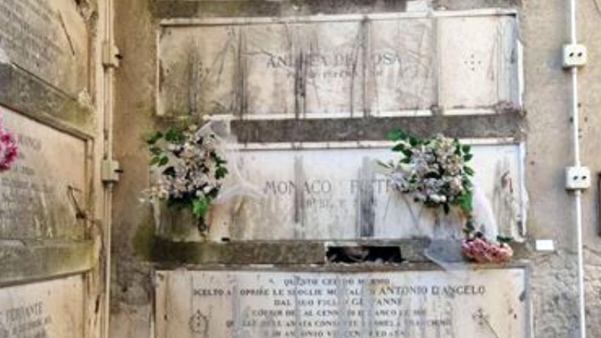 Scheletri in vista e degrado al cimitero - 