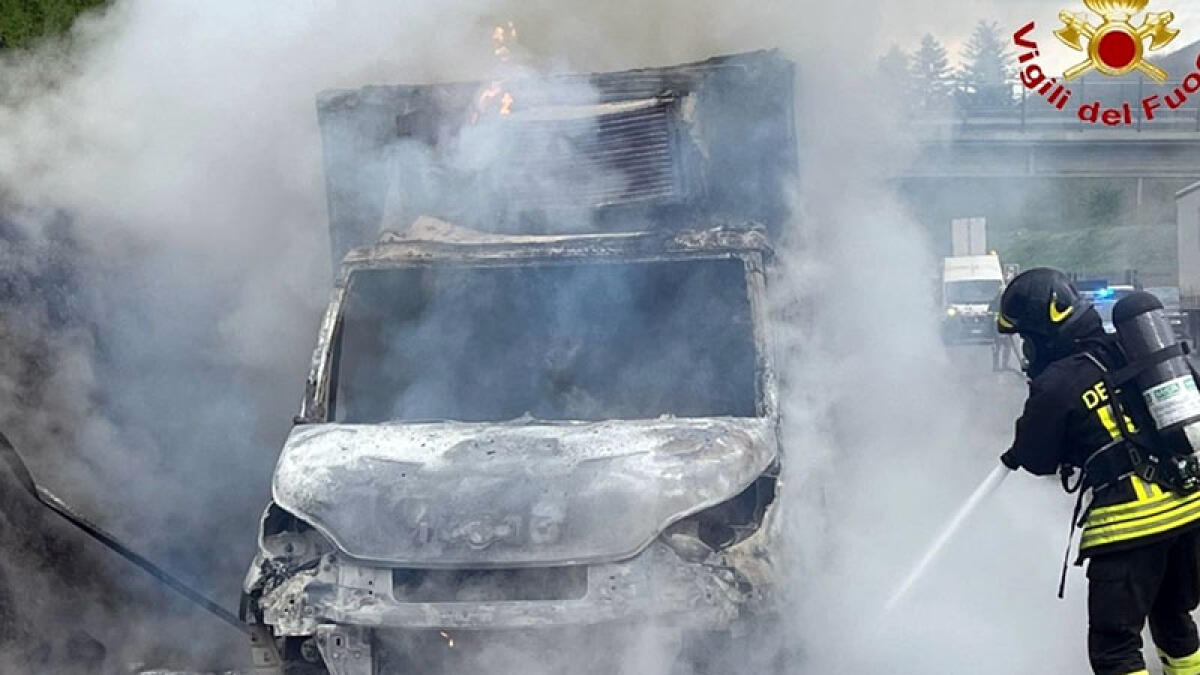 Camion in fiamme sulla Statale - 