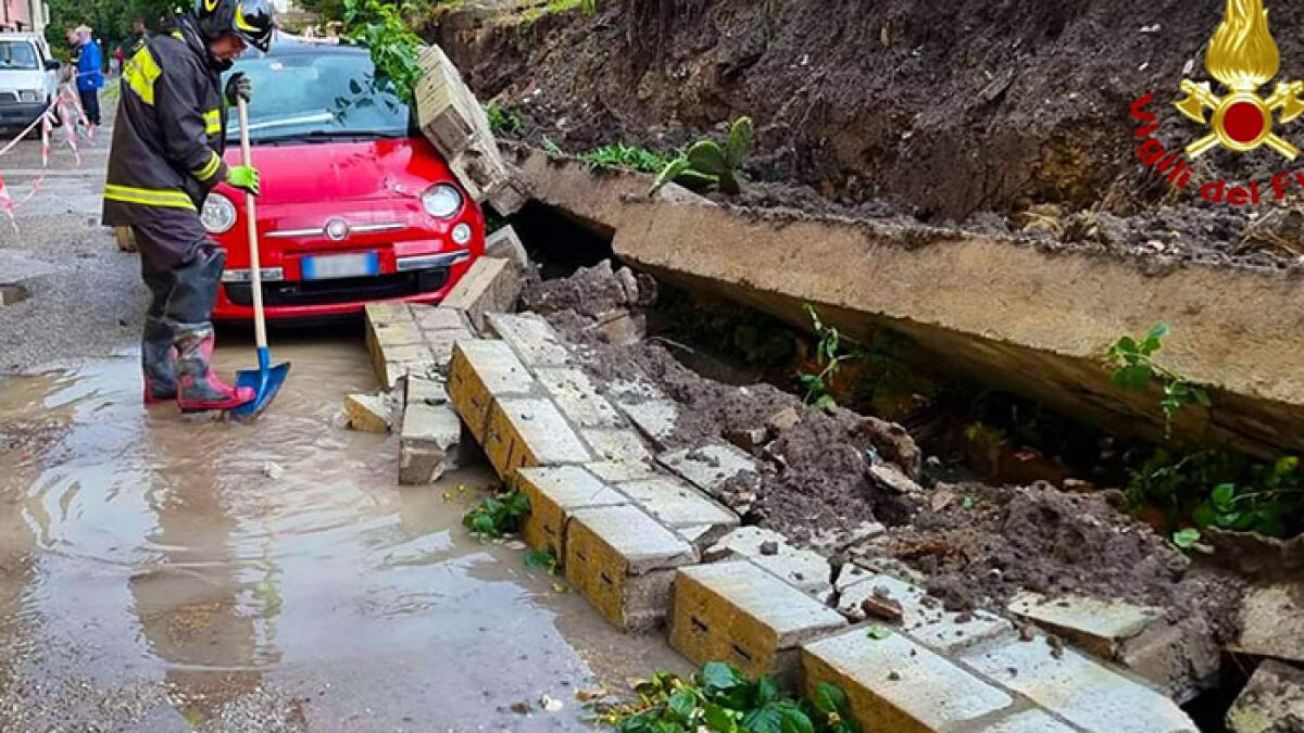 Maltempo in Campania, crolla muro e schiaccia auto - 