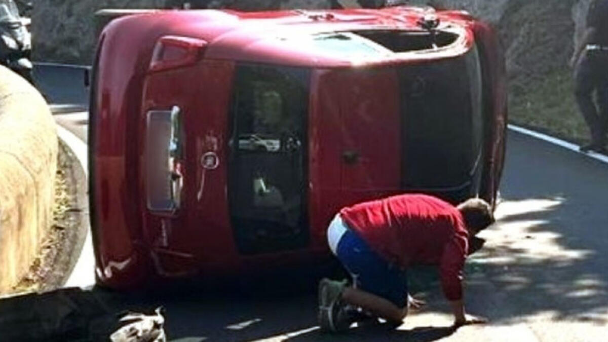 Turista si ribalta con l'auto in Costiera - 