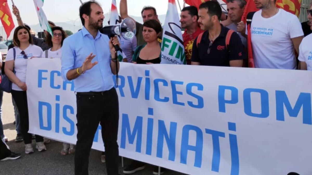 Protesta davanti alla Stellantis di Pomigliano: «C’è il rischio di un’altra Whirlpool» - 