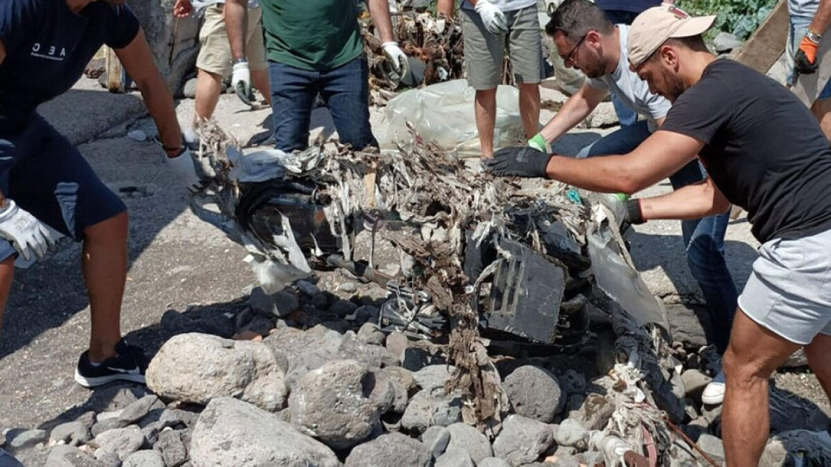 Carcasse d'auto e alberi di Natale tra i rifiuti sugli scogli vesuviani - 