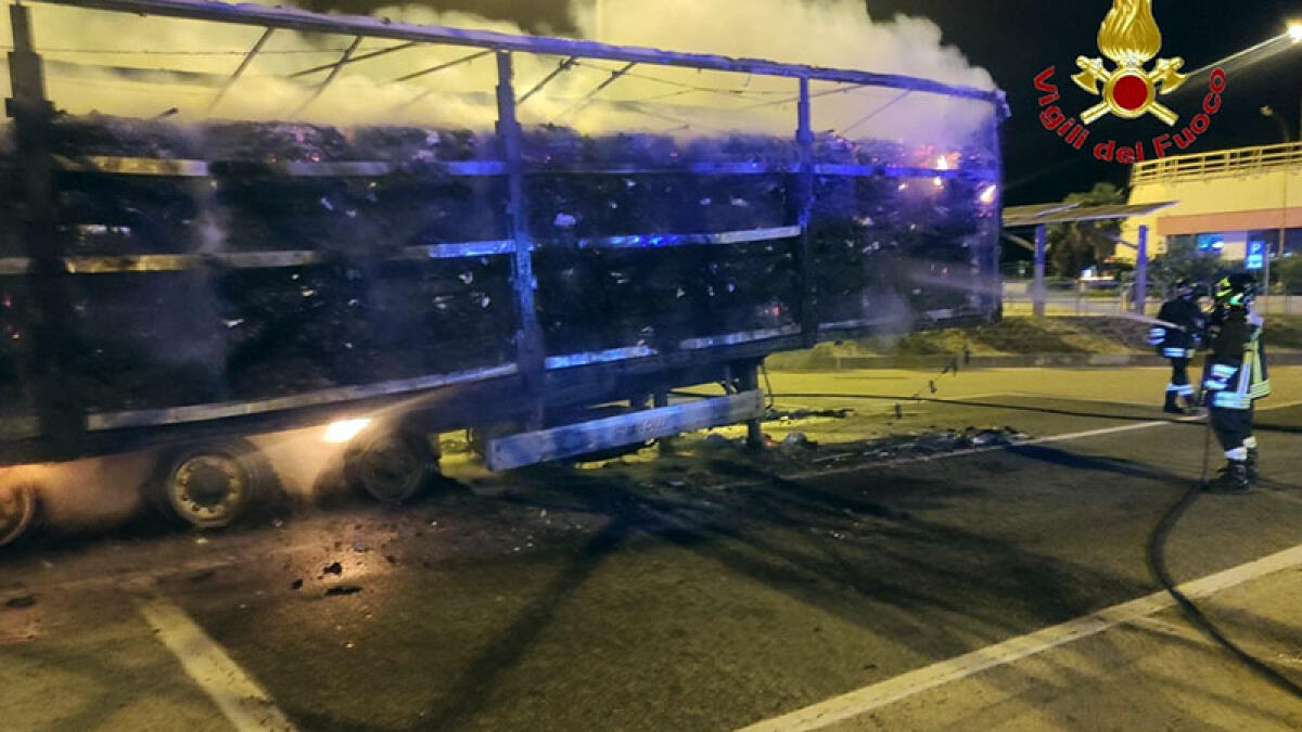 Tir in fiamme sull'A1 verso Napoli - 