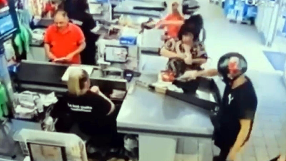 Rapina nel supermercato dei Paesi Vesuviani, pistola puntata contro i cassieri - 