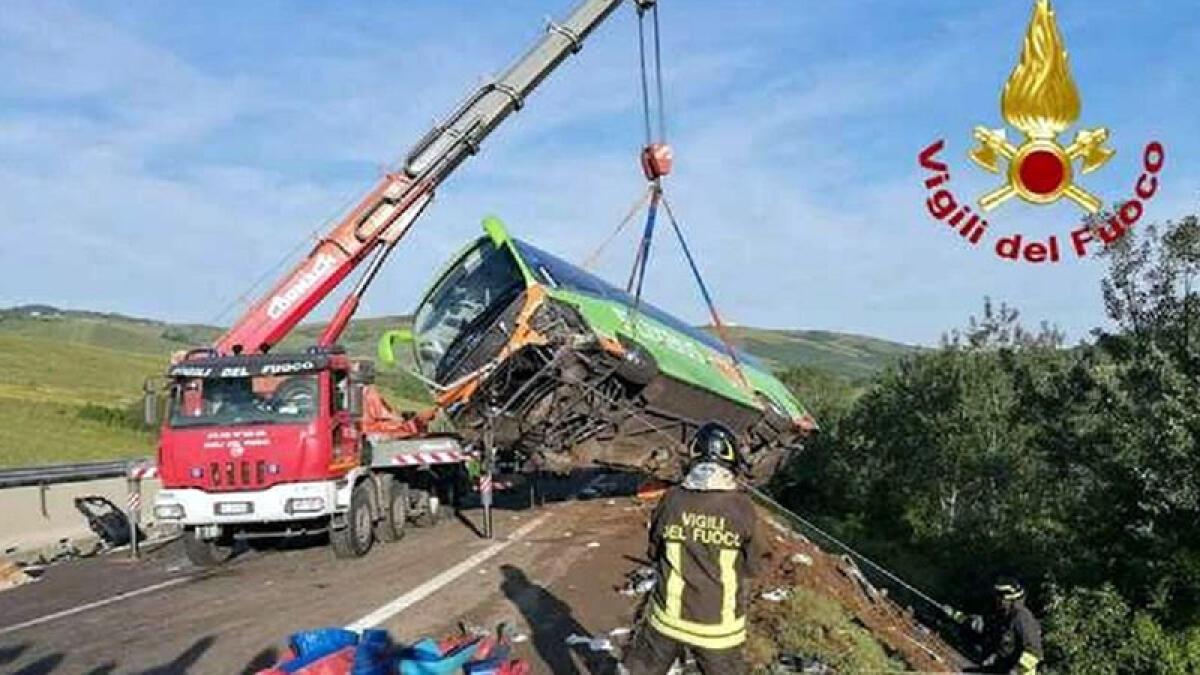 Autobus nella scarpata in Campania sull'A16, un morto e tanti feriti - 