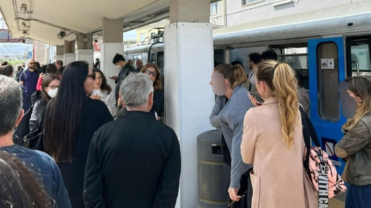 Incendio a Pompei, la Circumvesuviana si ferma ancora - 