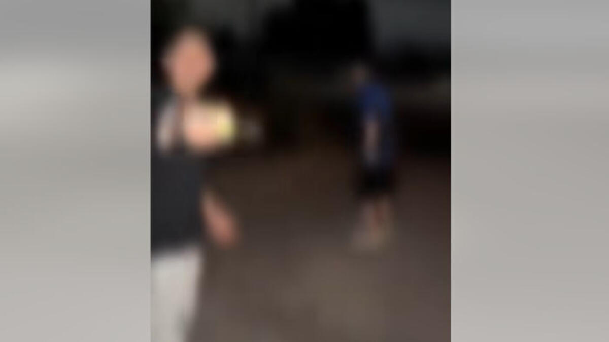 Tirano frutta sulle auto di passaggio per i like su TikTok - 