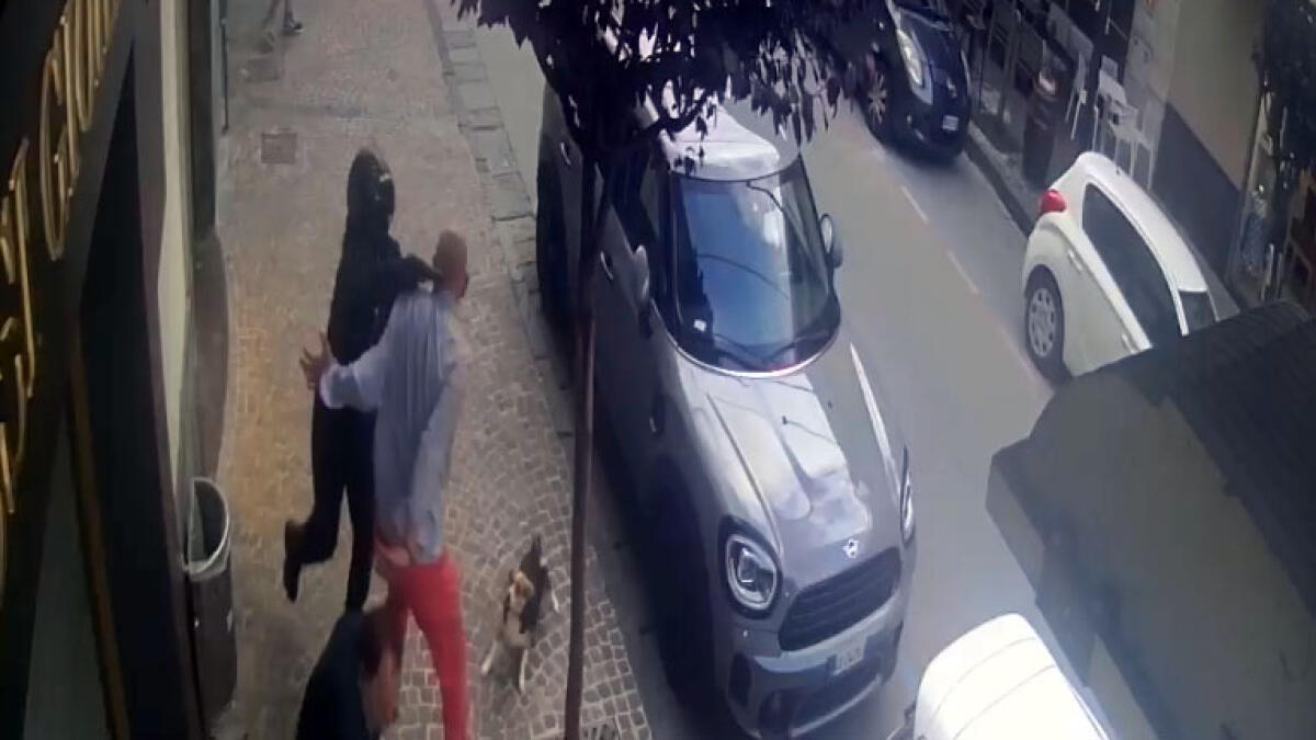 Rapina a Pomigliano, commerciante ferito. Il video fa il giro dei social GUARDA QUI - 