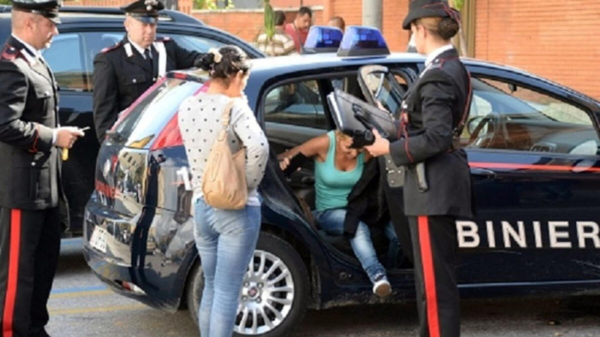 Rubavano soldi e telefoni al supermercato, arrestate due donne - 
