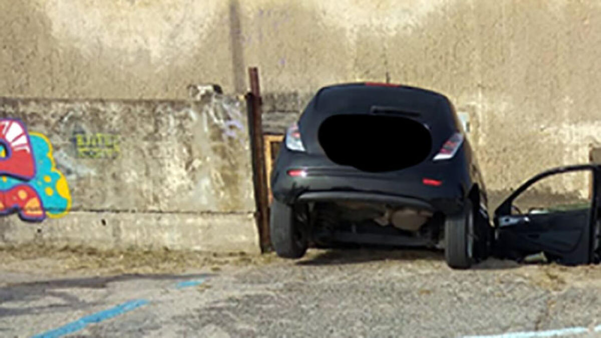 Ubriaca alla guida, ragazza di 22 anni finisce contro un muro - 