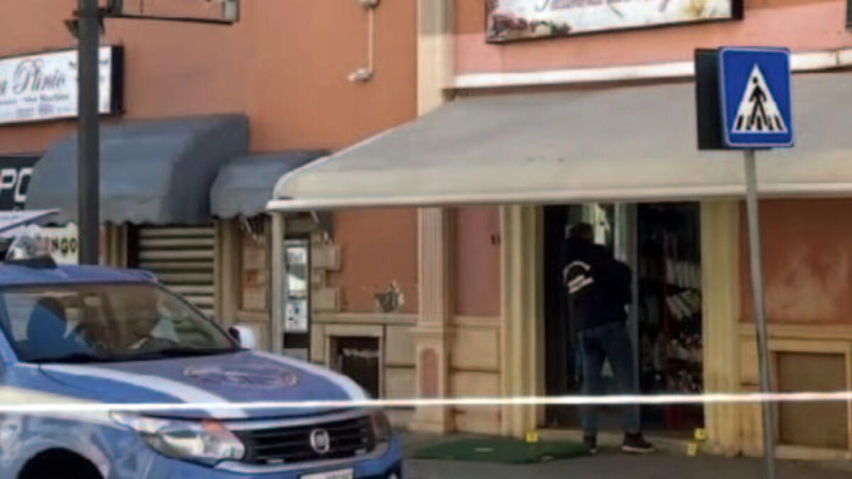 Trovato morto in casa con un enorme taglio all'addome - 