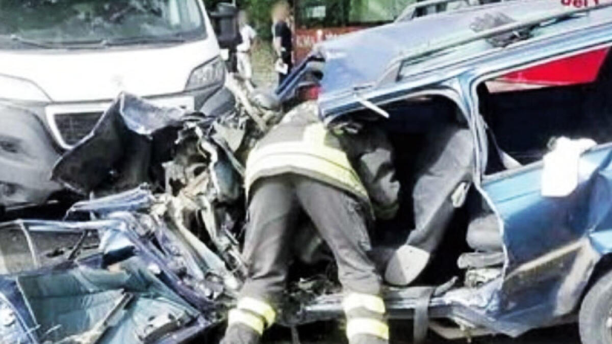 Schianto tra auto, furgone e bus: muore una donna, grave bimbo - 