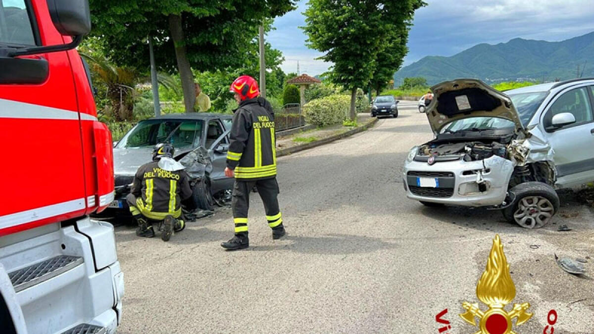 Incidente frontale, feriti ragazza e anziano tra le lamiere - 