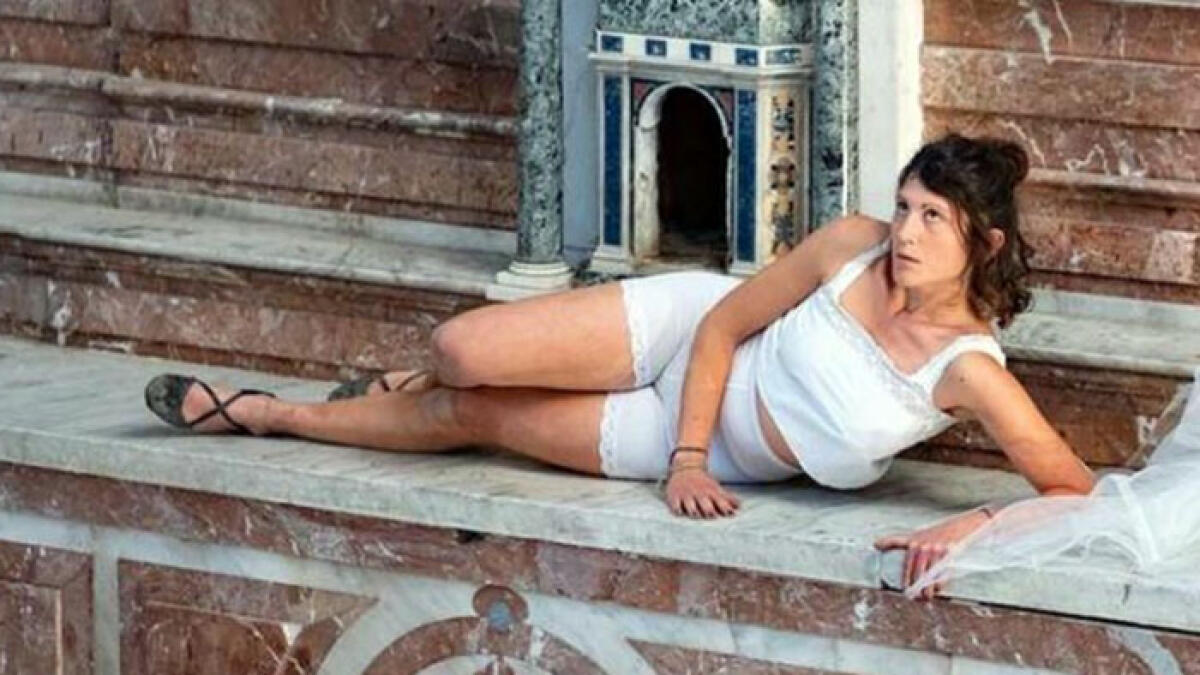 Performance e recita sul monumento sacro a Napoli, scoppia la polemica - 