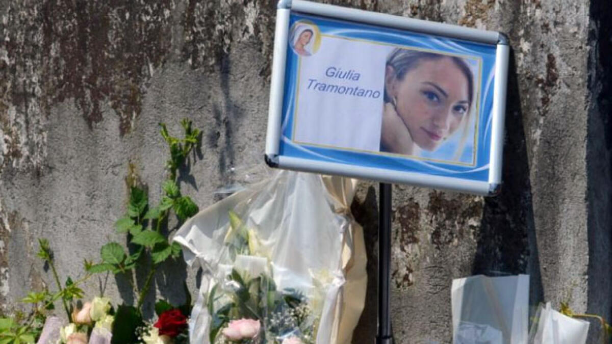 Tutto il dolore per Giulia, pupazzi e fiori anche nella cassetta postale - 