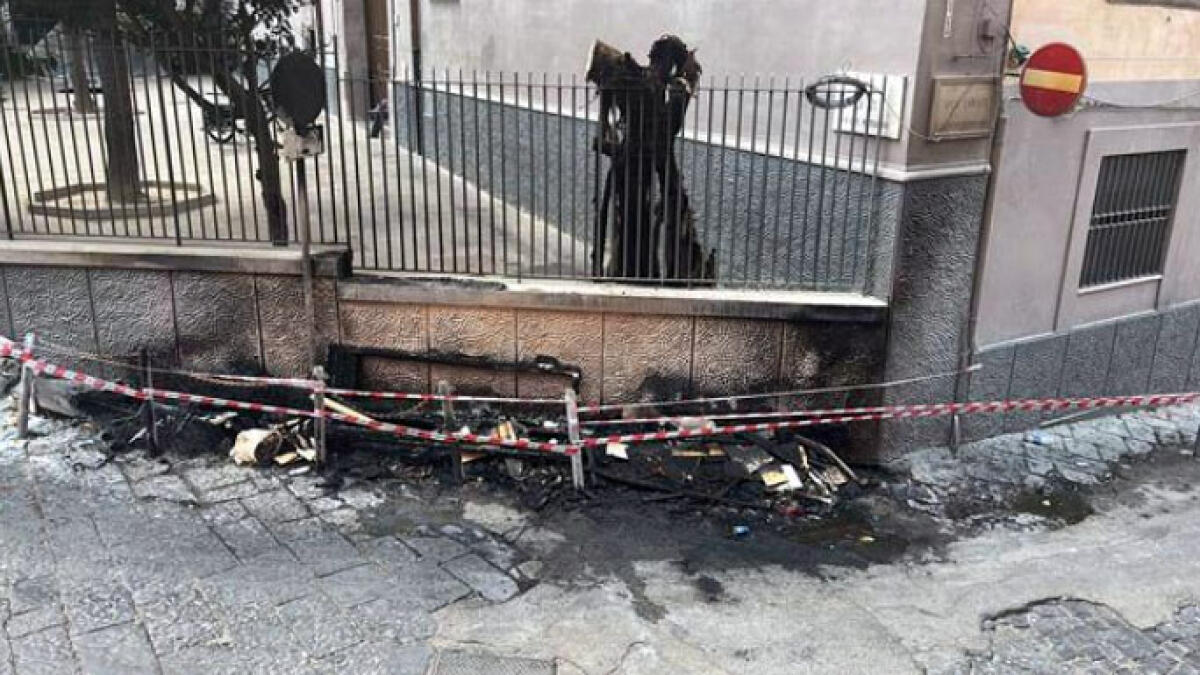 Discarica abusiva a fuoco, fiamme alte 5 metri lambiscono le case - 