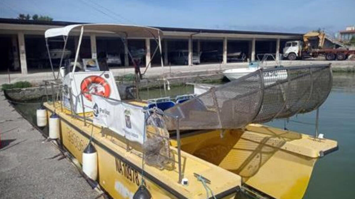 Acque più pulite, arriva il battello spazzamare - 