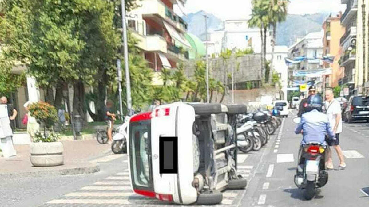 Auto si ribalta in Costiera, donna in ospedale - 
