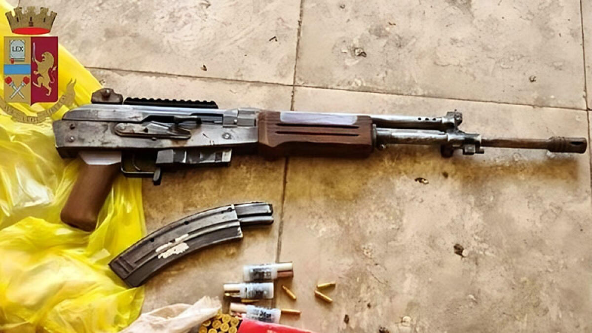 Mitragliatore pronto a sparare nascosto in uno stabile abbandonato - 