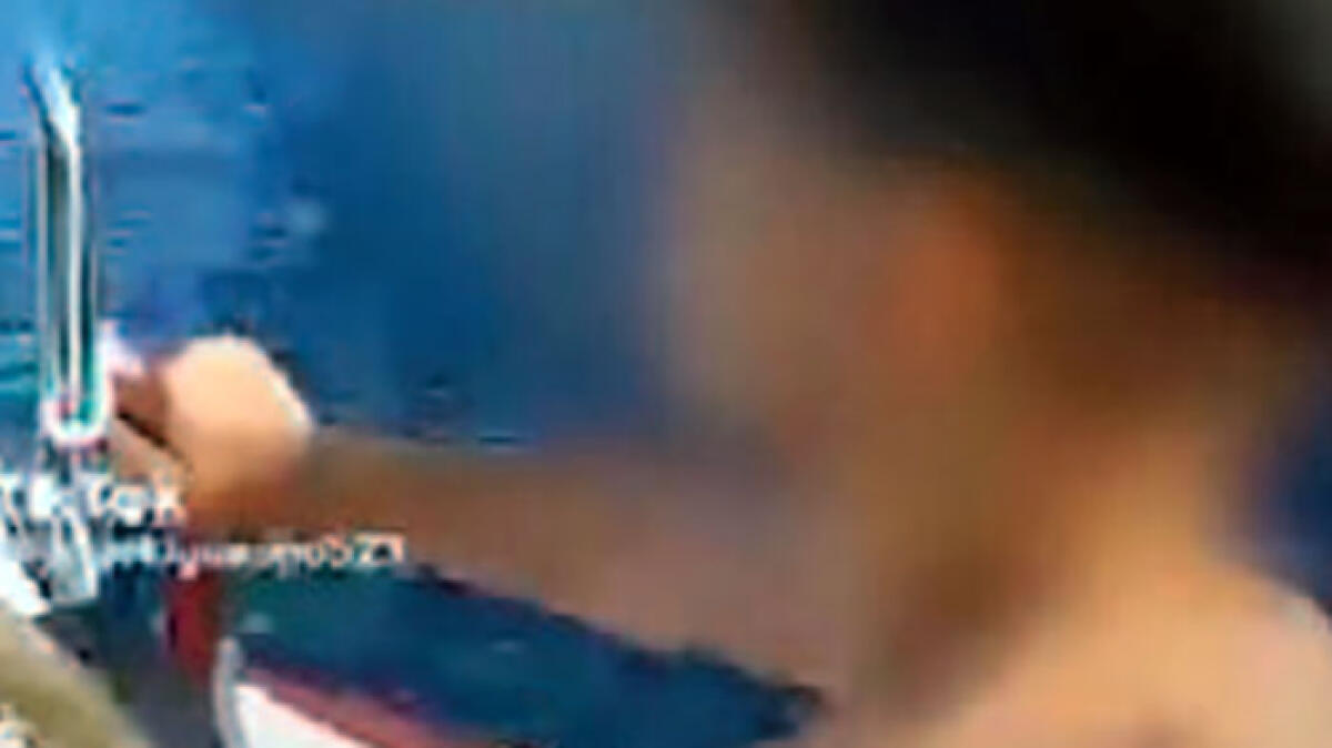 Sfreccia un motoscafo, a guidarlo è un bambino - 