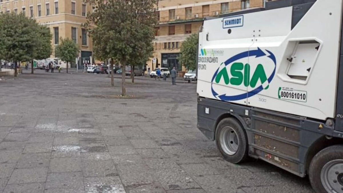Maxi-pulizia tra le strade per ripulire tutto dopo la festa Scudetto - 