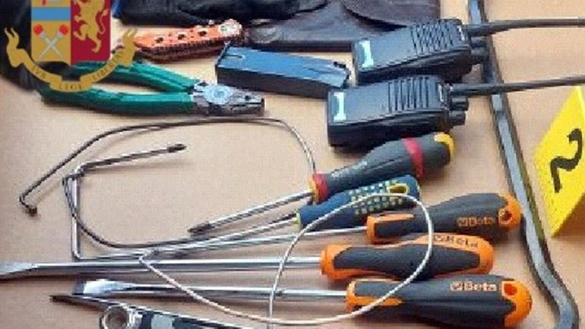 Sorpreso a rubare, ladro si rompe il femore nella fuga - 
