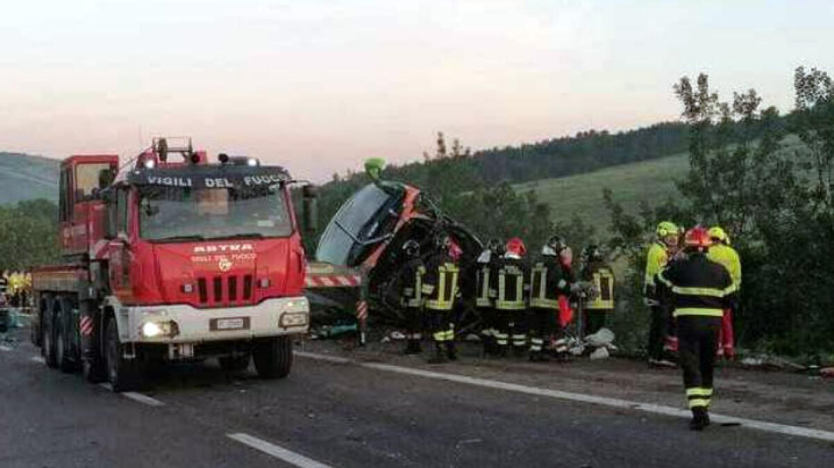 Flixbus precipitato sull'A16, i passeggeri feriti: "Stavamo dormendo, poi il botto" - 