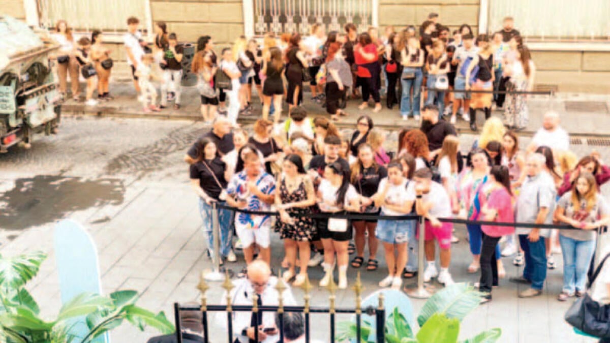 File enormi davanti al negozio di Shein a Napoli: non c'è molto tempo - 