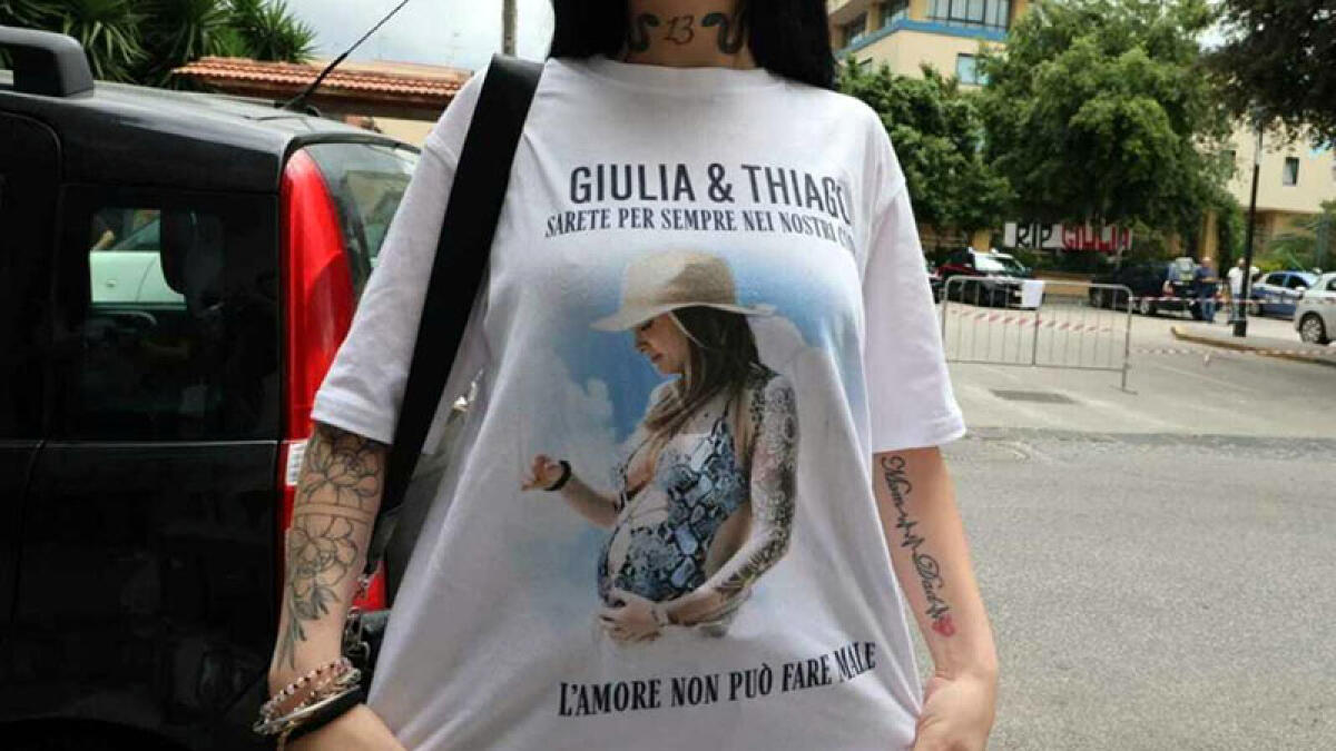 Funerali di Giulia e Thiago: folla a Sant'Antimo, preghiera a Senago davanti al murale - 