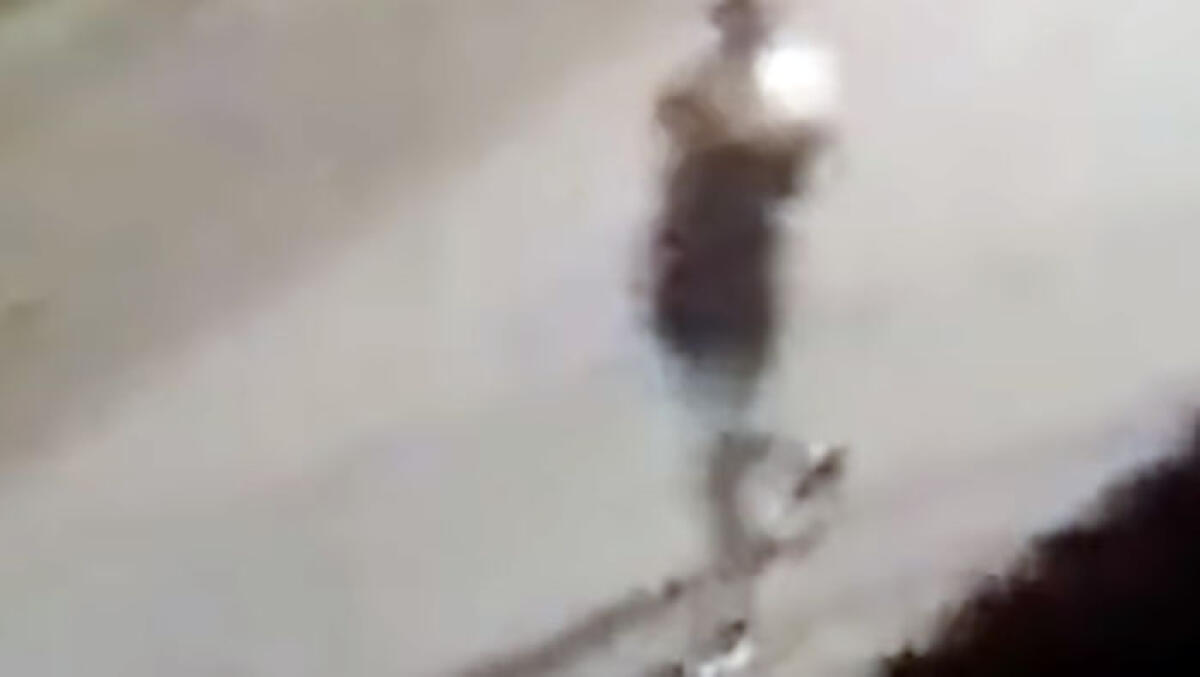 Ragazzi si fanno la guerra in strada lanciandosi sacchi della "monnezza" - 