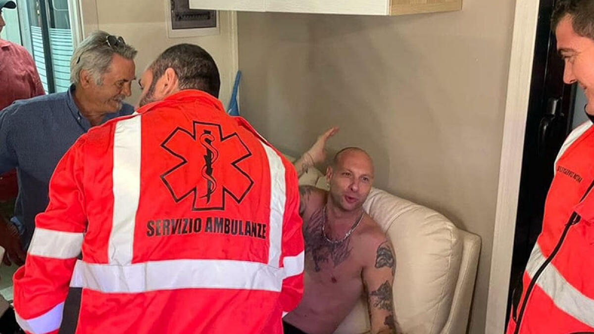 Clementino si fa male sul palco e finisce in ospedale - 