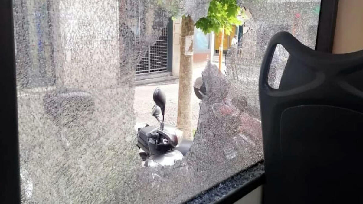 Con auto in doppia fila e moglie incinta blocca il traffico e danneggia bus - 